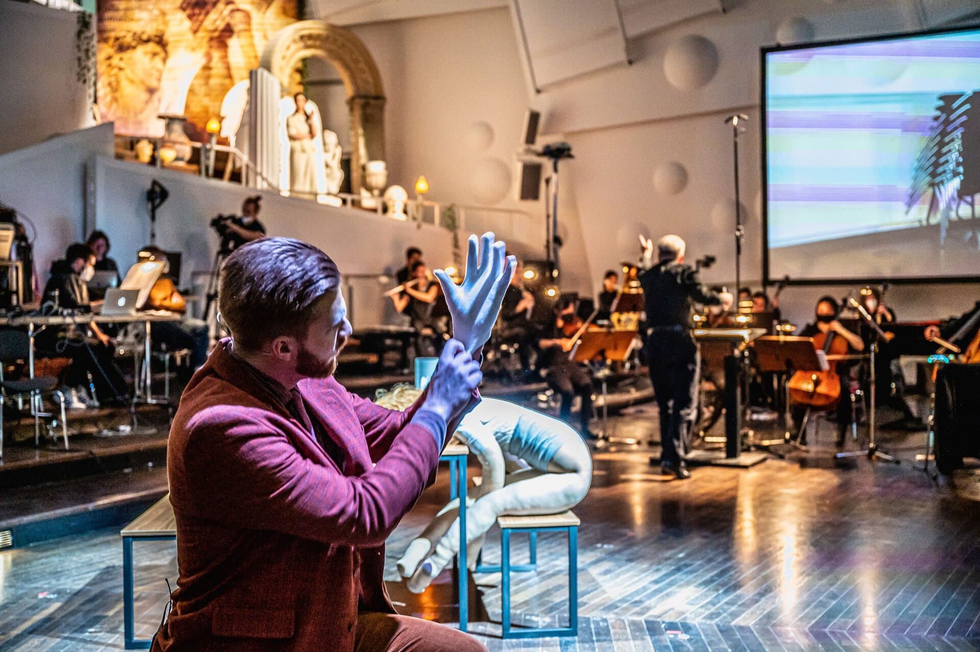 Review after the premiere opera «ONIROS» in Neue (musikalische) Blätter by Wolfram Quellmalz.